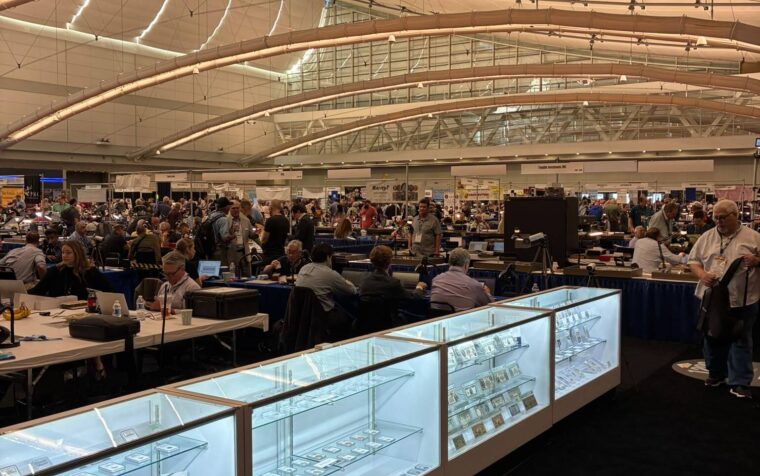 Drukke beursvloer met vitrines op de World's Fair of Money in Pittsburgh