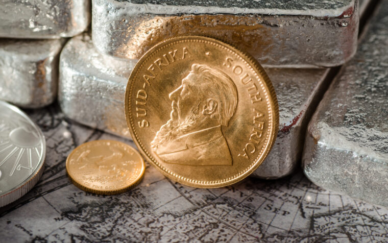 Au 1 oz krugerrand op achtergrond van zilvestaven scaled