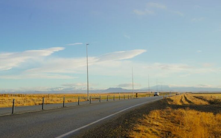 Free photo of schilderachtige open weg onder een helderblauwe lucht