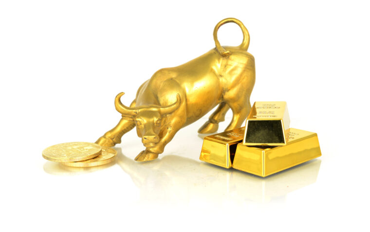 Gouden bull met goudstaven en munten scaled
